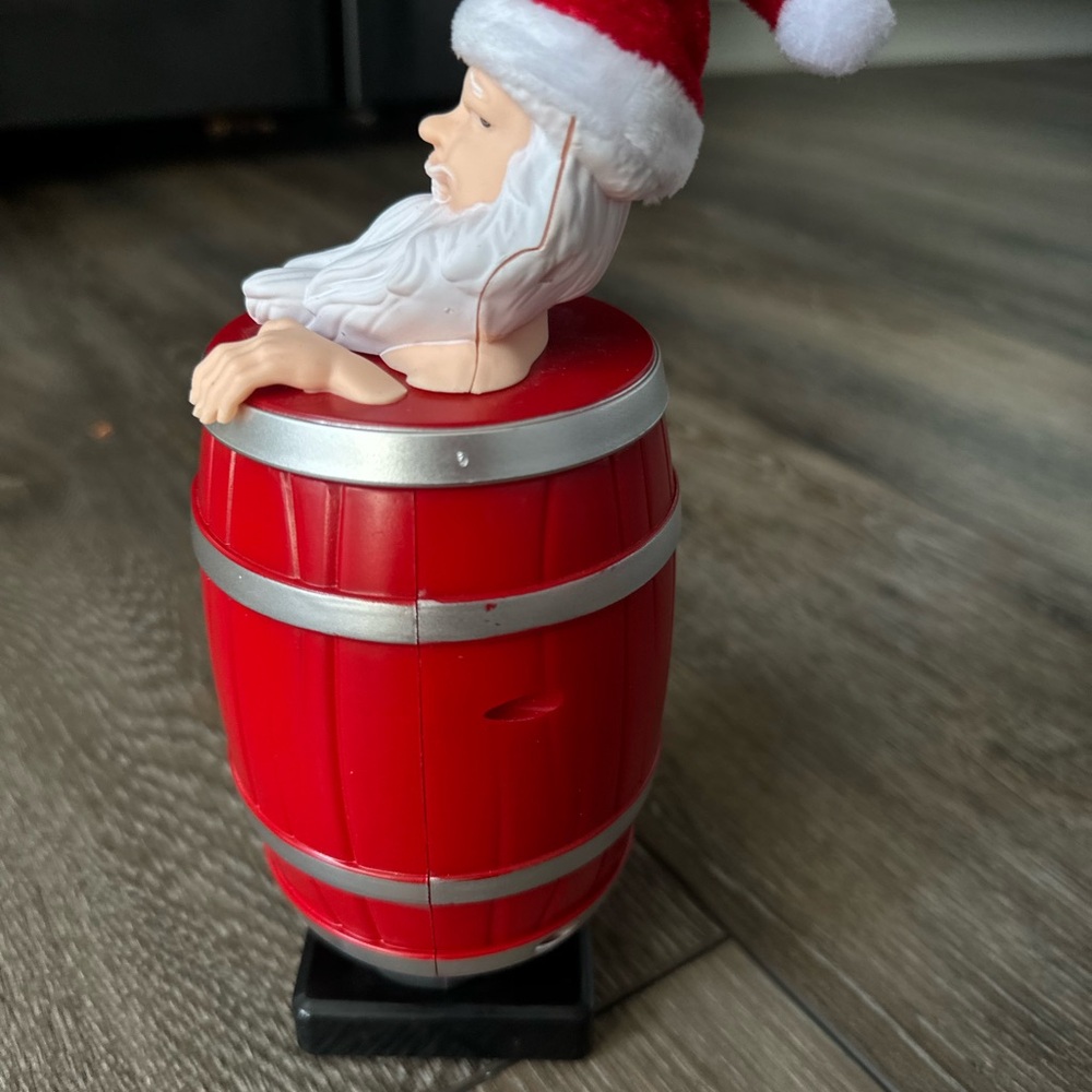 Santa Claus in Wooden Barrel Cigarette Dispenser 🎅 - Picture 11 of 15